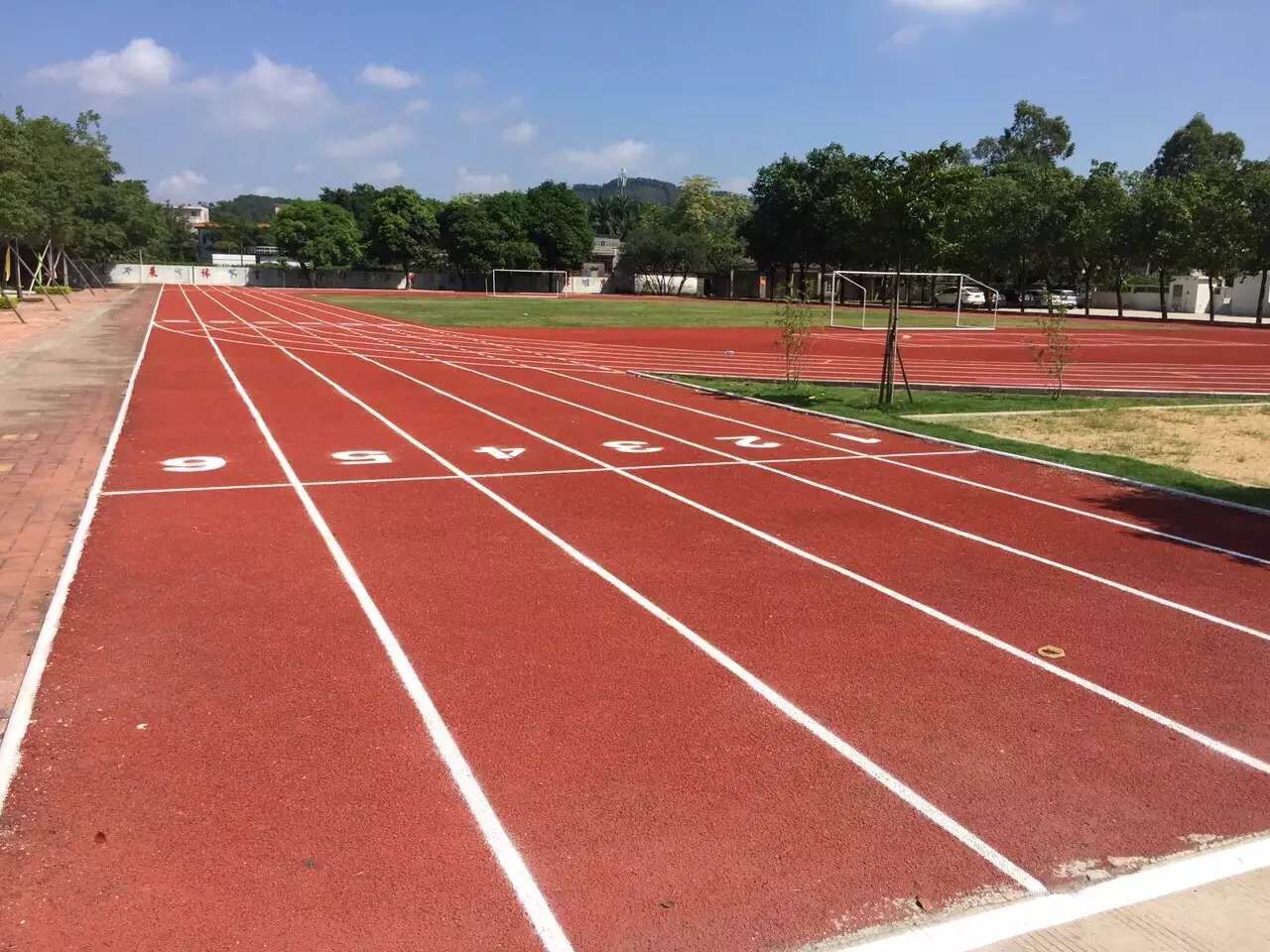 广州塑胶跑道珠海斗门莲溪学校透气型完美验收！